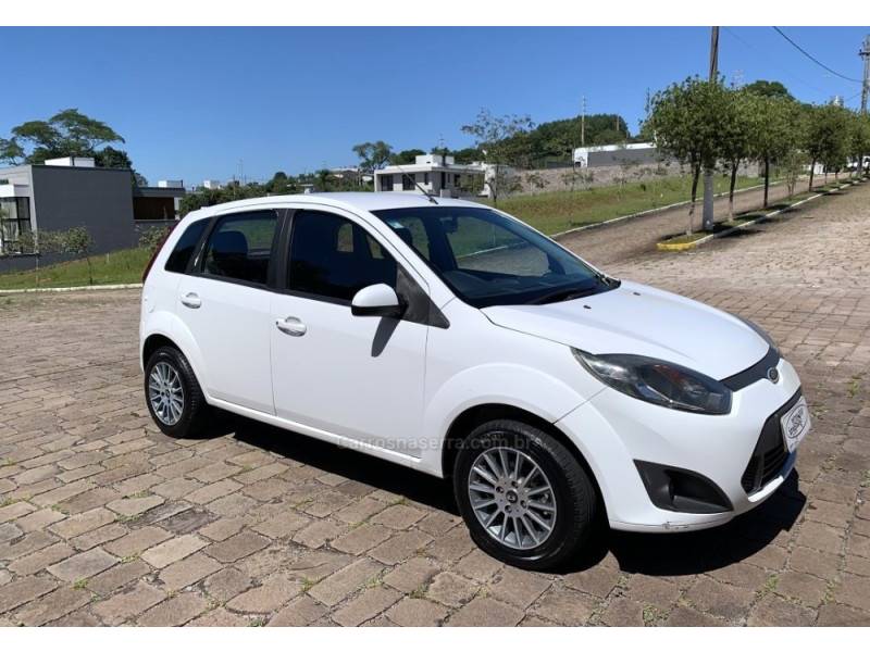 FORD - FIESTA - 2011/2012 - Branca - R$ 28.800,00