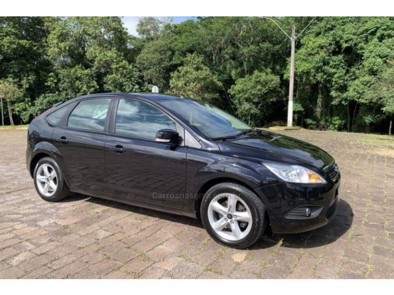 FORD - FOCUS - 2011/2012 - Preta - R$ 43.800,00