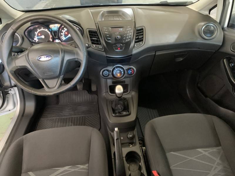 FORD - FIESTA - 2015/2016 - Prata - R$ 44.800,00
