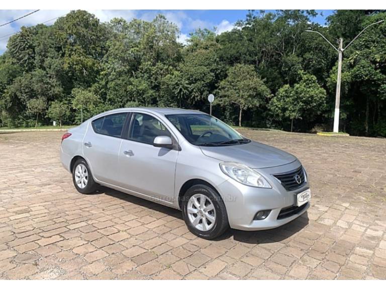 NISSAN - VERSA - 2012/2013 - Prata - Sob Consulta