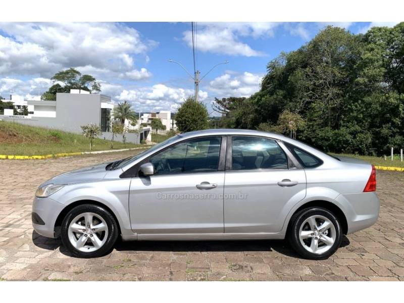 FORD - FOCUS - 2008/2009 - Prata - R$ 35.800,00