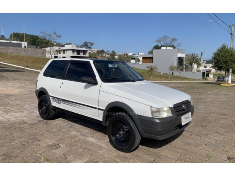 FIAT - UNO - 2010/2011 - Branca - R$ 32.800,00