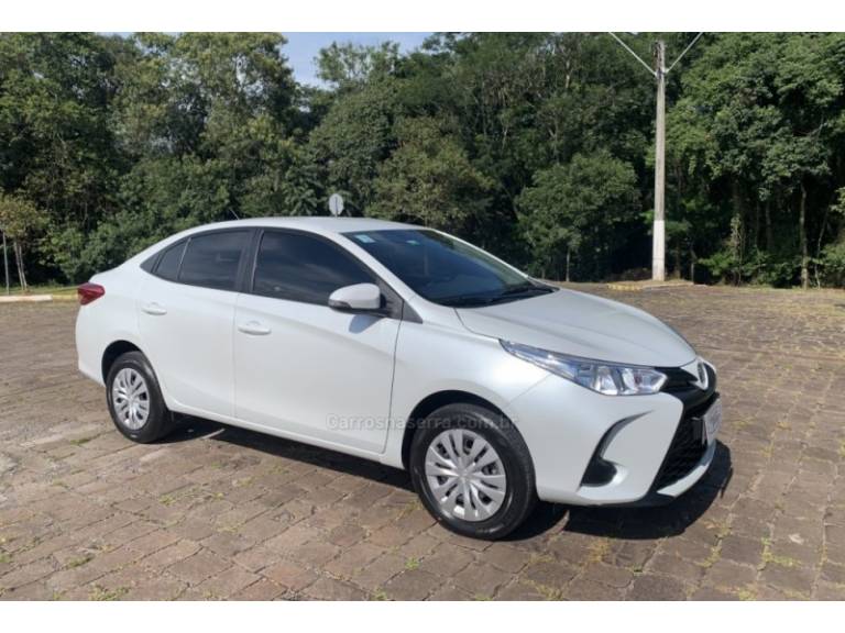 TOYOTA - YARIS - 2022/2023 - Branca - R$ 86.800,00