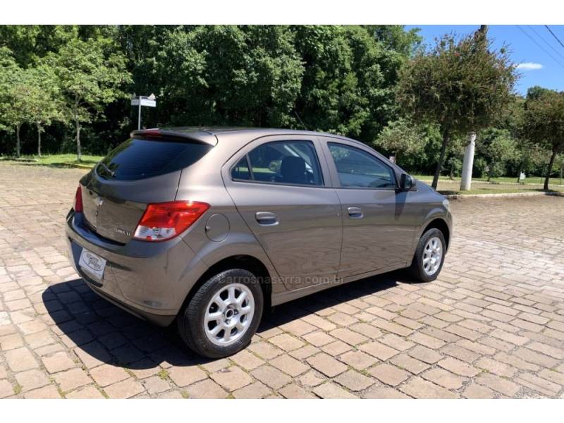 CHEVROLET - ONIX - 2013/2014 - Marrom - R$ 44.800,00