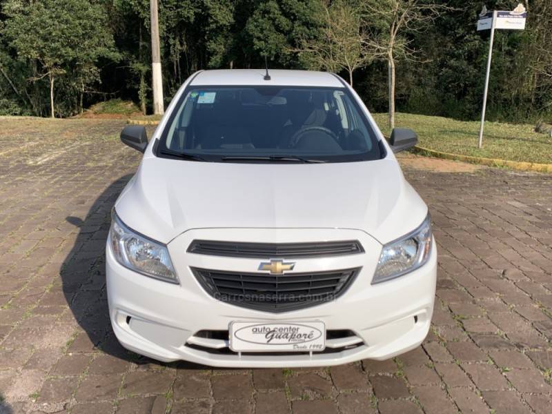 CHEVROLET - ONIX - 2017/2018 - Branca - R$ 52.800,00