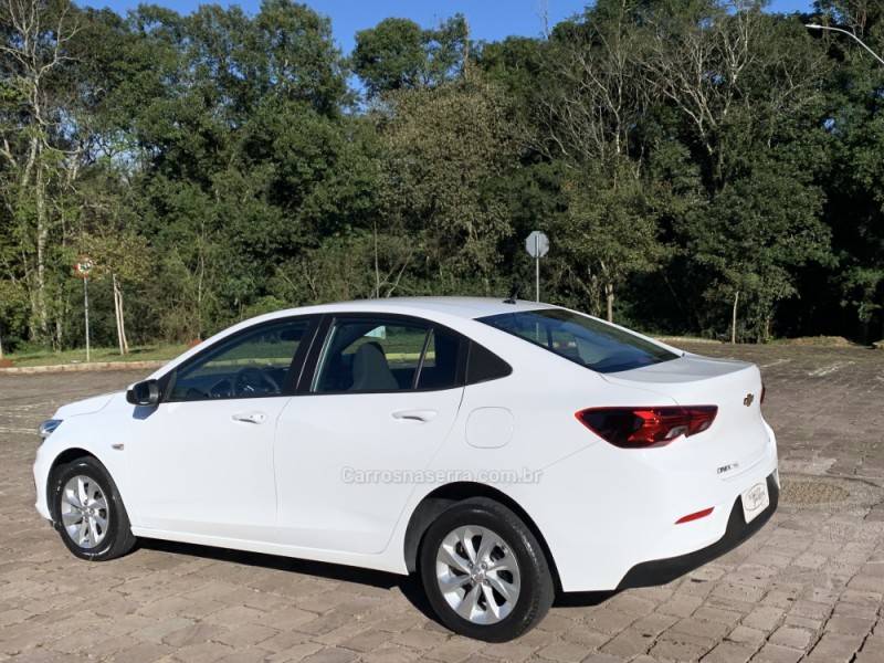 CHEVROLET - ONIX - 2020/2021 - Branca - R$ 76.800,00