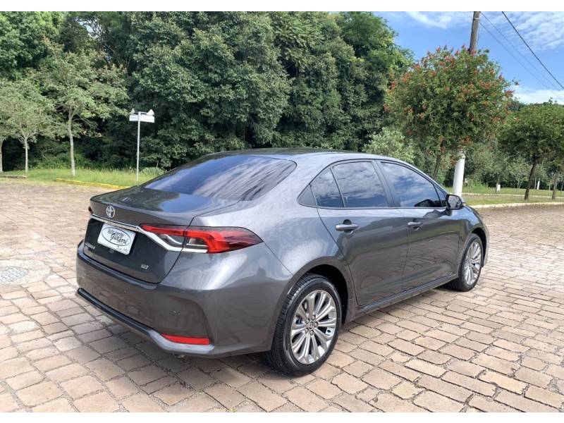 TOYOTA - COROLLA - 2021/2022 - Cinza - R$ 134.800,00