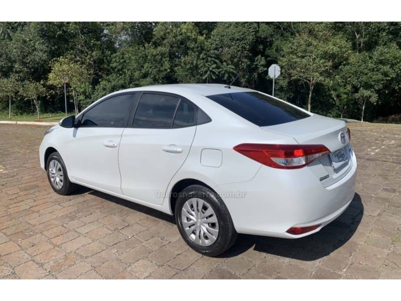 TOYOTA - YARIS - 2022/2023 - Branca - R$ 86.800,00