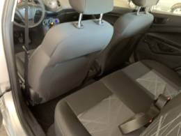 FORD - FIESTA - 2015/2016 - Prata - R$ 44.800,00