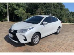 TOYOTA - YARIS - 2022/2023 - Branca - R$ 86.800,00