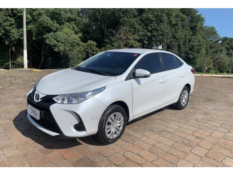 TOYOTA - YARIS - 2022/2023 - Branca - R$ 86.800,00