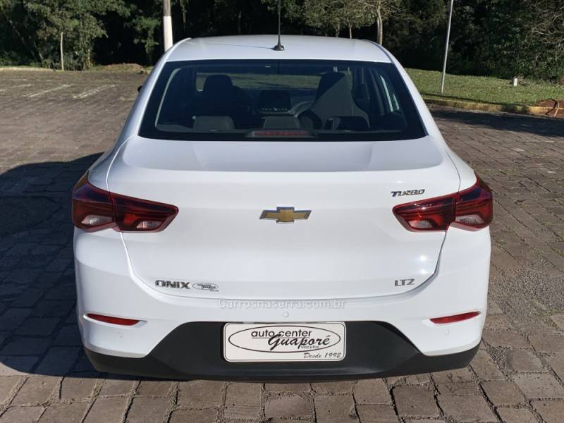 CHEVROLET - ONIX - 2020/2021 - Branca - R$ 76.800,00