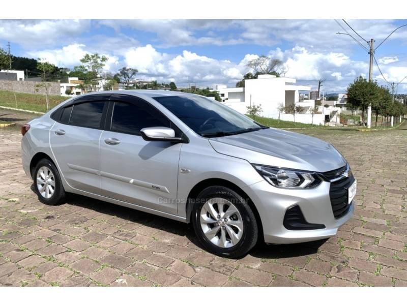 CHEVROLET - ONIX - 2022/2023 - Prata - R$ 89.800,00