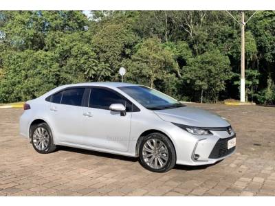 TOYOTA - COROLLA - 2021/2022 - Prata - R$ 126.800,00
