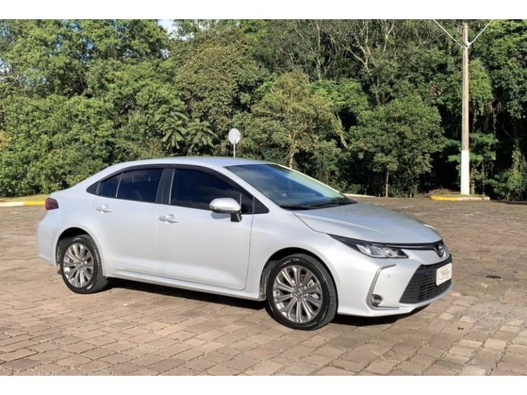 TOYOTA - COROLLA - 2021/2022 - Prata - R$ 126.800,00