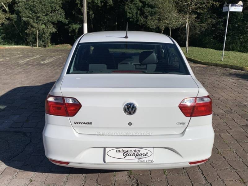 VOLKSWAGEN - VOYAGE - 2021/2022 - Branca - R$ 62.800,00