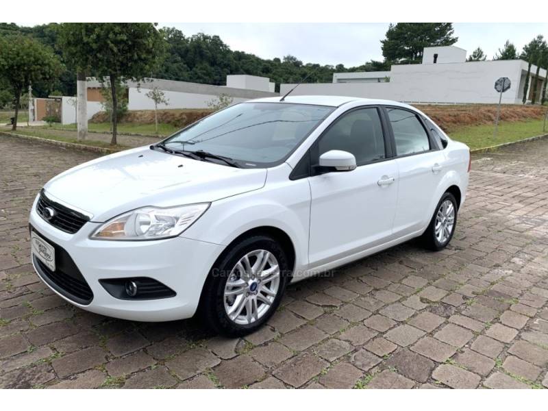 FORD - FOCUS - 2012/2013 - Branca - R$ 43.800,00