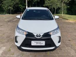 TOYOTA - YARIS - 2022/2023 - Branca - R$ 86.800,00