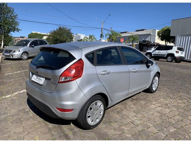 FORD - FIESTA - 2015/2016 - Prata - R$ 44.800,00