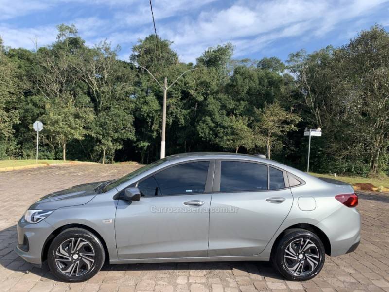 CHEVROLET - ONIX - 2023/2024 - Prata - R$ 89.800,00