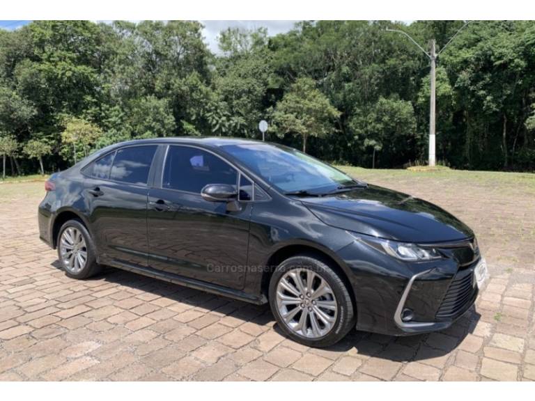 TOYOTA - COROLLA - 2022/2023 - Preta - R$ 136.800,00