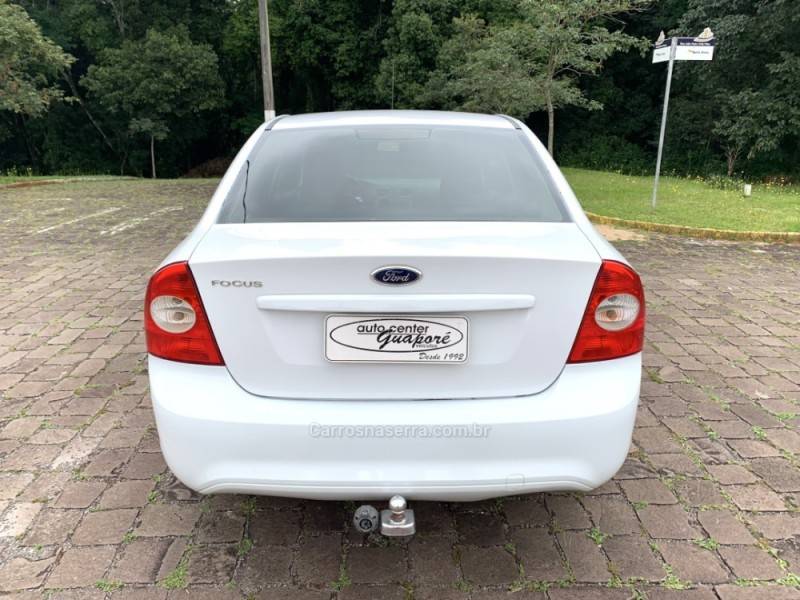 FORD - FOCUS - 2012/2013 - Branca - R$ 43.800,00