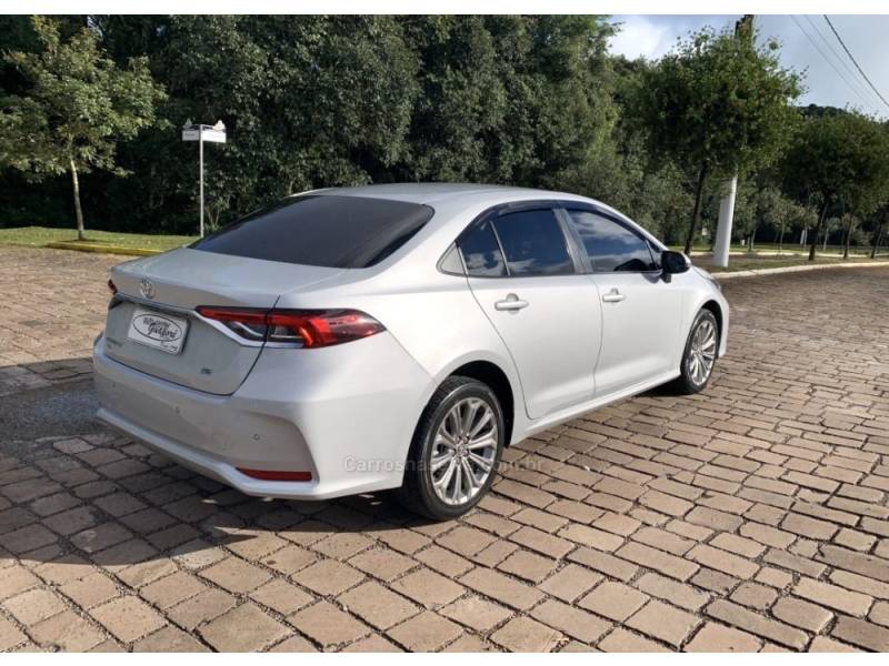 TOYOTA - COROLLA - 2021/2022 - Prata - R$ 126.800,00