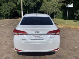 TOYOTA - YARIS - 2022/2023 - Branca - R$ 86.800,00