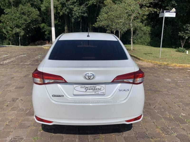 TOYOTA - YARIS - 2022/2023 - Branca - R$ 86.800,00