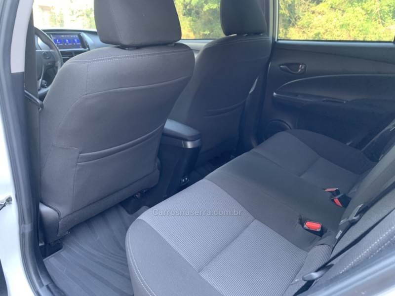 TOYOTA - YARIS - 2022/2023 - Branca - R$ 86.800,00