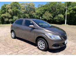 CHEVROLET - ONIX - 2013/2014 - Marrom - R$ 44.800,00