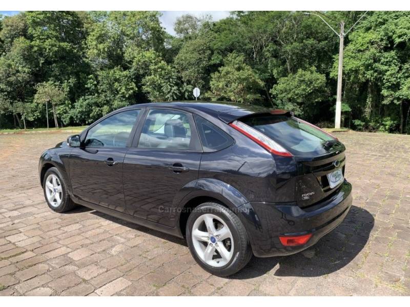 FORD - FOCUS - 2011/2012 - Preta - R$ 43.800,00