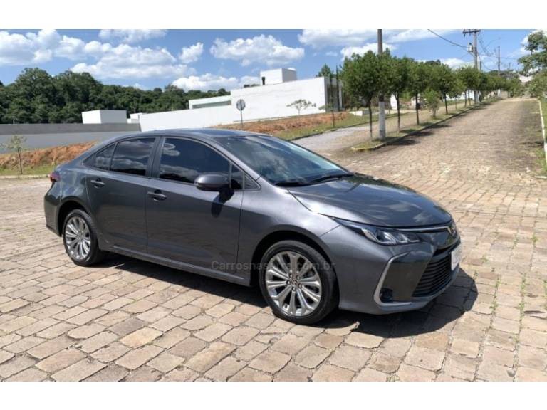 TOYOTA - COROLLA - 2021/2022 - Cinza - R$ 132.800,00