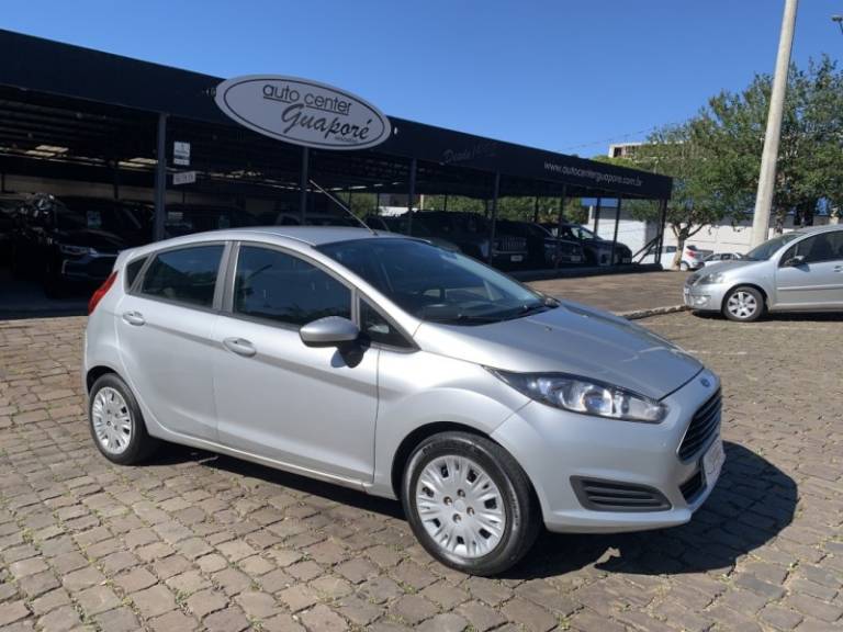 FORD - FIESTA - 2015/2016 - Prata - R$ 44.800,00