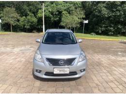 NISSAN - VERSA - 2012/2013 - Prata - Sob Consulta