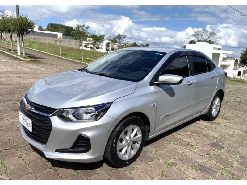 CHEVROLET - ONIX - 2022/2023 - Prata - R$ 89.800,00