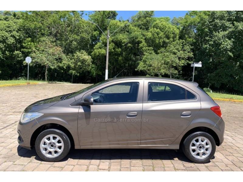 CHEVROLET - ONIX - 2013/2014 - Marrom - R$ 44.800,00