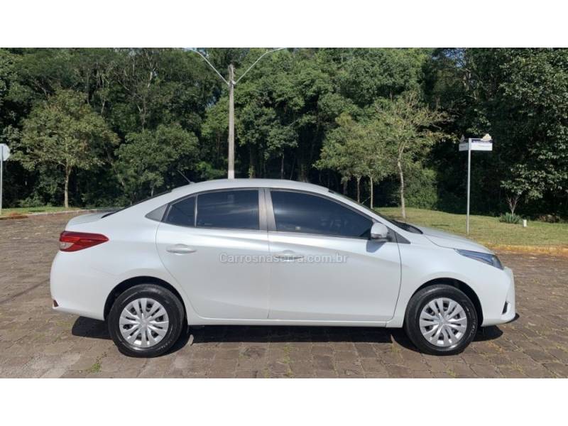 TOYOTA - YARIS - 2022/2023 - Branca - R$ 86.800,00